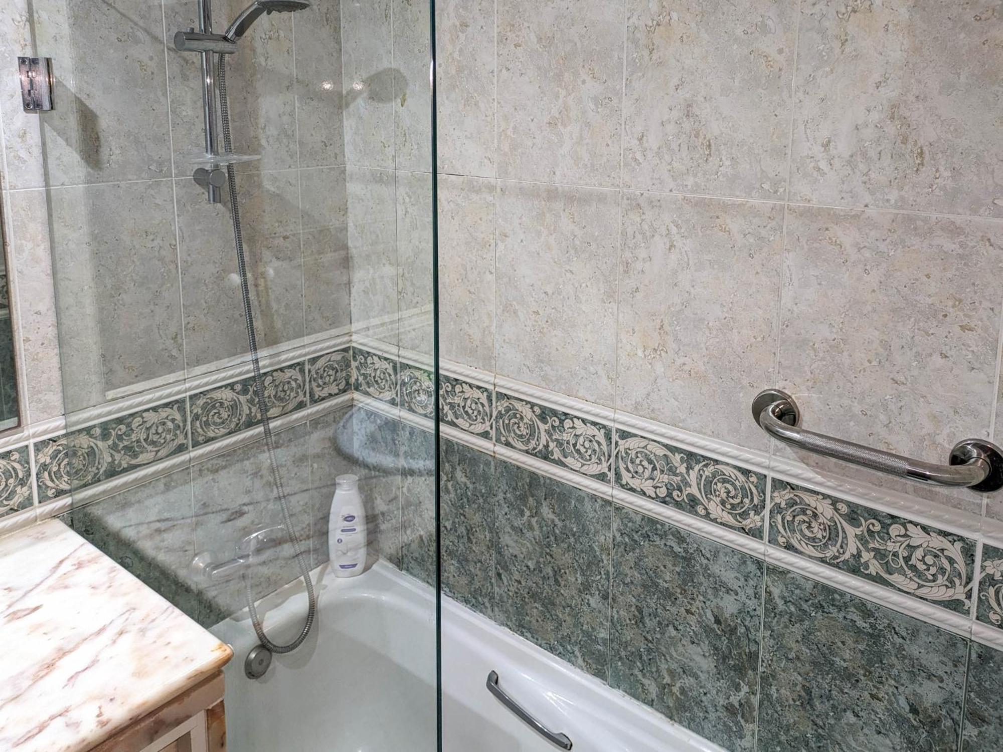 Two Bedroom Apartment - 110M2, Ac, Terrace, Wi-Fi ลากอส ภายนอก รูปภาพ